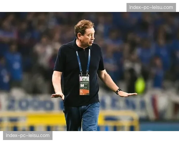 现场花絮：多特蒙德助教因不满裁判未吹罚对手压迫犯规，在场边激烈抗议吃到黄牌