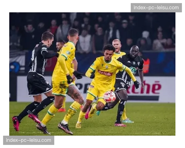 关键对位：图卢兹前锋达林加对阵里尔中卫亚历山德罗，新生代射手的试金石