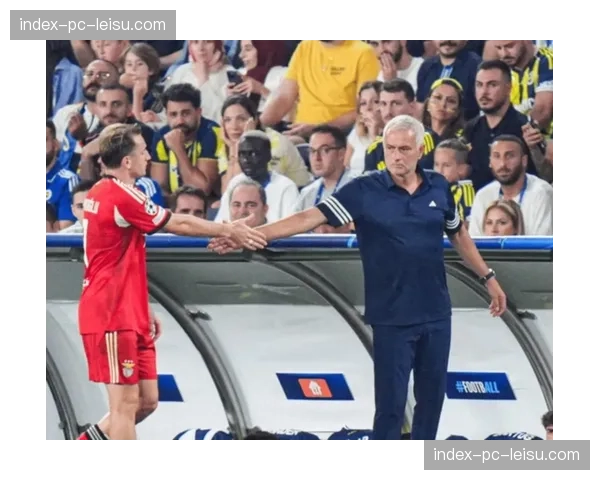 本菲卡两将伤愈归队合练,后防线全员健康迎战切尔西 本菲卡两将伤愈归队合练,后防线全员健康迎战切尔西